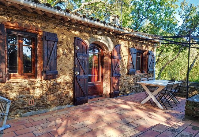  a La Garde-Freinet - LE CABANON DANS LA FORET